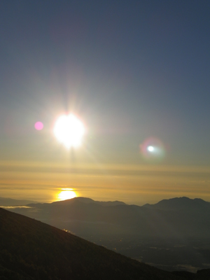 富士山の山小屋・宝永山荘からの朝日と光る相模湾