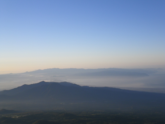 富士山の山小屋・宝永山荘からの伊豆半島