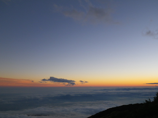 富士山の山小屋・宝永山荘からの夕暮れ