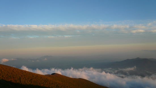 富士山の山小屋・宝永山荘から東の夕暮れ空