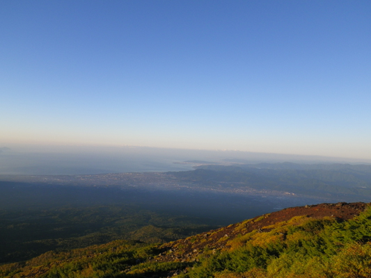 富士山の山小屋・宝永山荘からの駿河湾